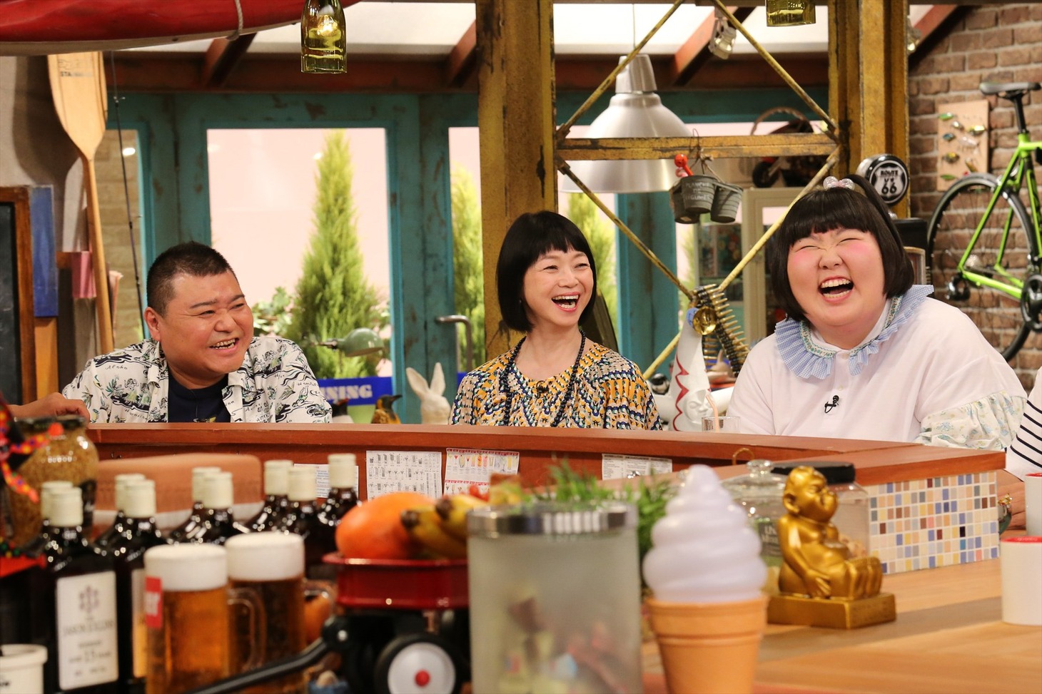 「おかべろ夏SP」に出演する（左から）川畑泰史、未知やすえ、酒井藍。(c)関西テレビ