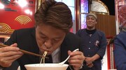 デビット伊東の新作ラーメンを試食するヒロミ。(c)日本テレビ