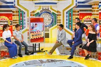 結婚について語る土肥ポン太（左から2人目）と妻の福田多希子（左端）。(c)MBS