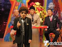 「わかんねェだろうナ（夕やけこやけ）」を歌唱する松鶴家千とせ。