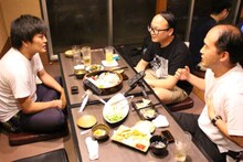 酒を飲みながら語らう平成ノブシコブシ徳井とトレンディエンジェル。