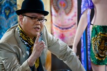 映画「闇金ドッグス6」のシソンヌ長谷川出演シーン。