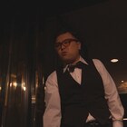 とろサーモン久保田がキャバクラのボーイ役、マイクパフォーマンス披露