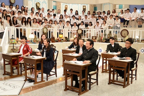 オリラジ中田の授業に耳を傾けるオードリー若林（左端）ら出演者と、一般公募によって参加した塾生たち。(c)テレビ朝日