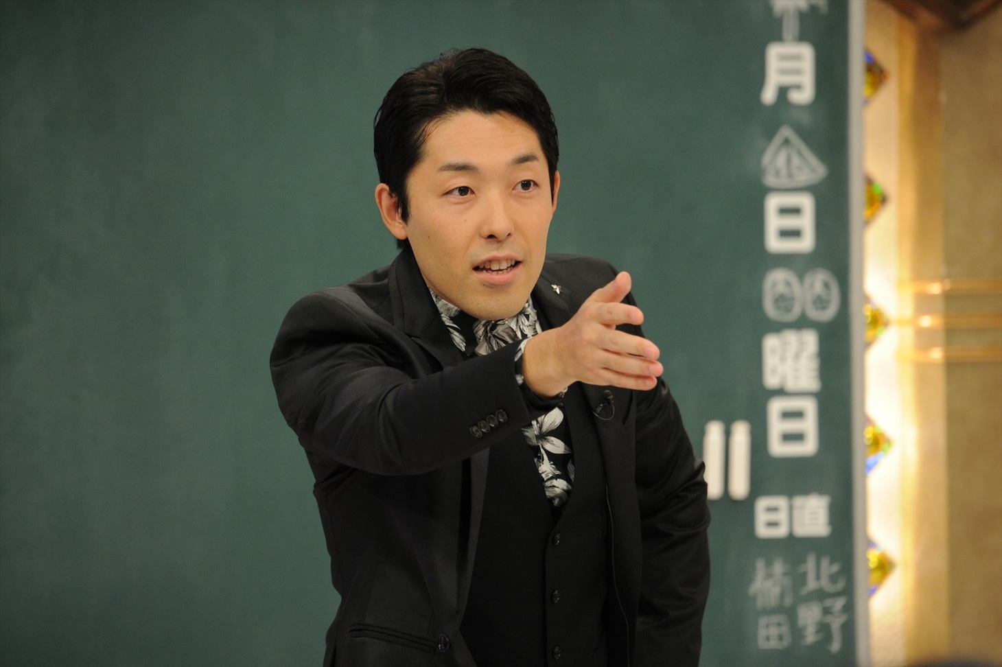 「しくじり先生 俺みたいになるな!!」の「しくじり偉人伝」で伊能忠敬の授業を展開する、オリエンタルラジオ中田。(c)テレビ朝日