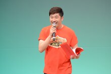 準決勝の東京会場でMCを務めたあべこうじ。