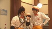 コント「とどろけ！ファミレス塾」で共演する内村光良（左）と中川大志（右）。(c)NHK