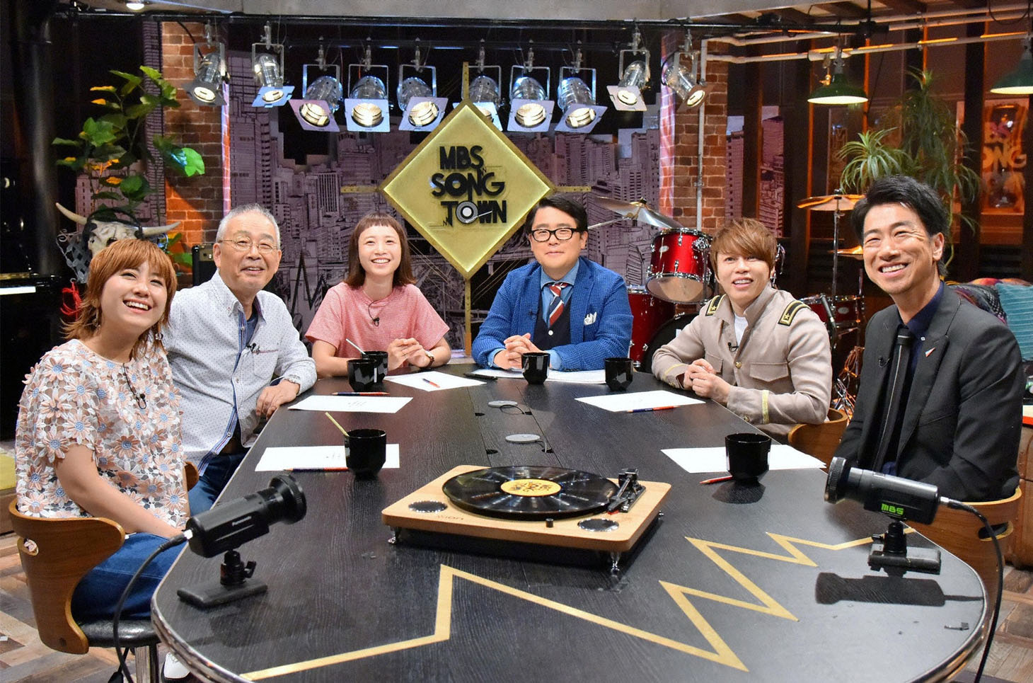 「MBS SONG TOWN」で芸人ソングを語る出演者たち。(c)MBS
