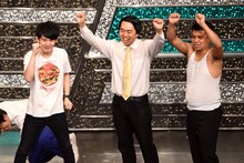 優勝が決まり喜ぶジェラードン。うしろには倒れ込むゆにばーす川瀬。