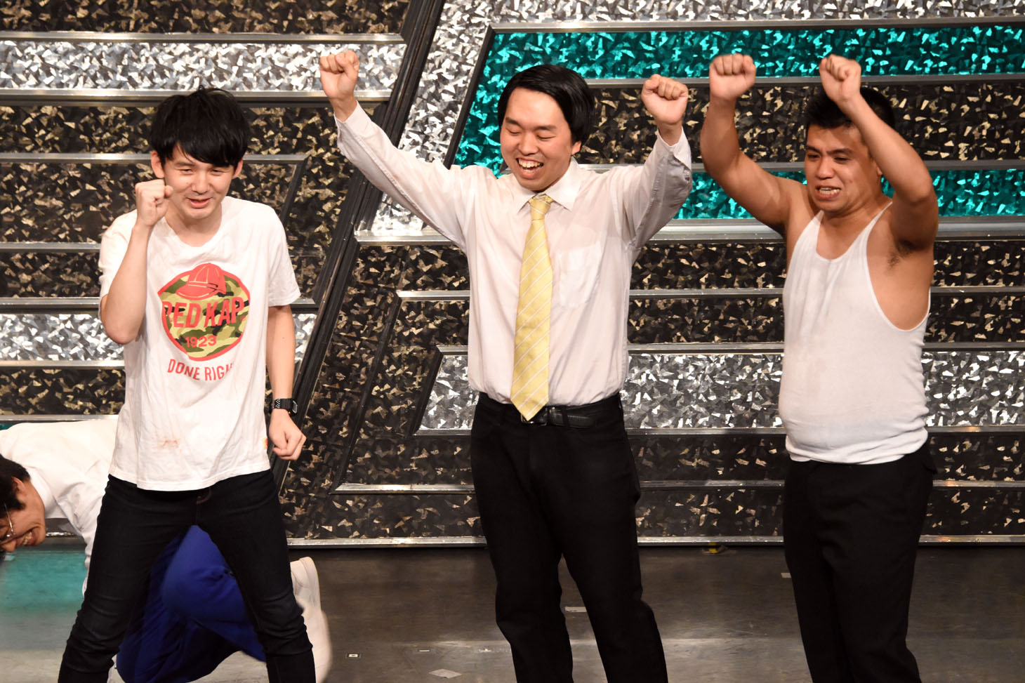 優勝が決まり喜ぶジェラードン。うしろには倒れ込むゆにばーす川瀬。