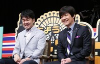 バトルを見守る土田晃之（左）と内村光良（右）。