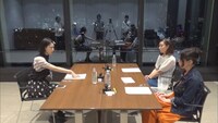 「笑×演」で雛形あきこ（右）、東風万智子（右から2人目）にネタを書く鳥居みゆき（左）。(c)テレビ朝日
