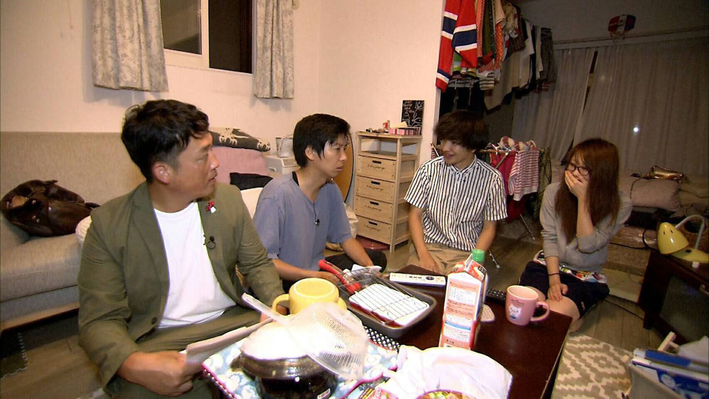 ゴールデンルーズ有馬宅を訪れる藤崎マーケット（左から2人）。(c)MBS
