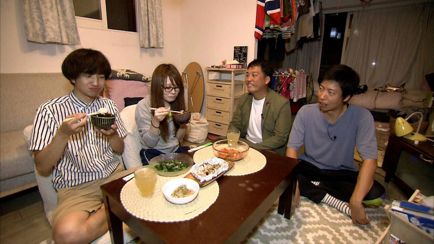 ゴールデンルーズ有馬宅を訪れる藤崎マーケット（右から2人）。(c)MBS