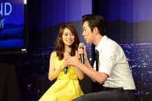 映画のワンシーンを再現したベンチでトークを繰り広げるウーマンラッシュアワー村本（右）と泉里香。