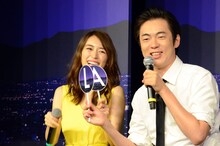 「ラ・ラ・ランド」にまつわるクイズに挑戦するウーマンラッシュアワー村本（右）と泉里香。