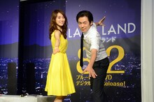 「ラ・ラ・ランド」Blu-ray / DVDの応援アンバサダーに就任した（左から）泉里香、ウーマンラッシュアワー村本。