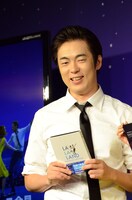 応援アンバサダー就任を喜ぶウーマンラッシュアワー村本。