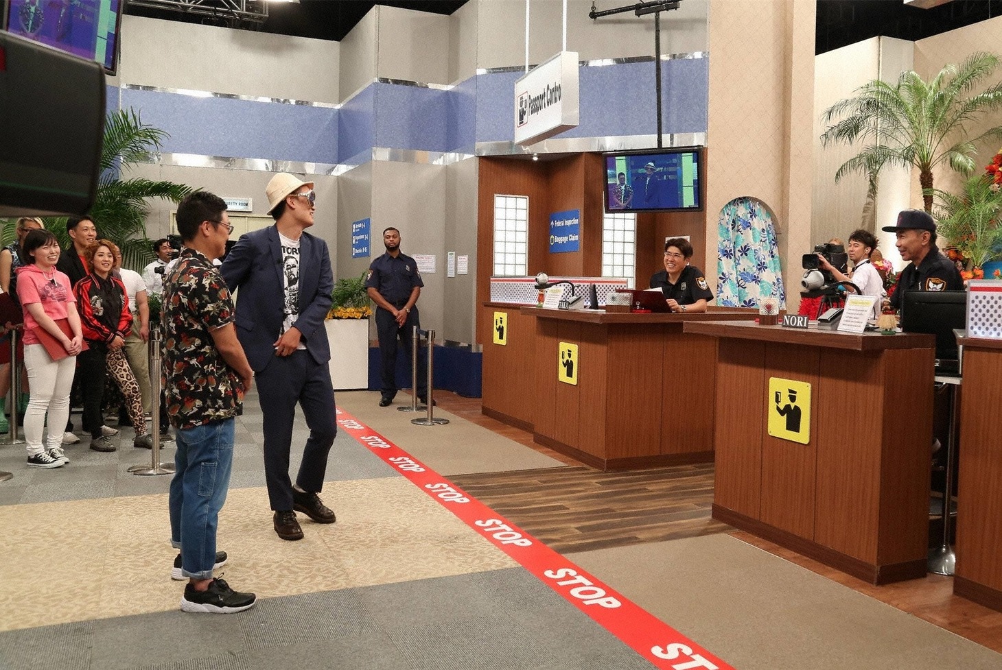「とんねるずのみなさんのおかげでした」で展開される「お笑いイミグレーション NEXT！」のワンシーン。(c)フジテレビ