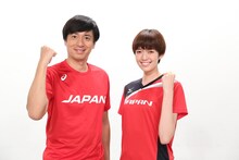 「グラチャンバレー2017」メインキャスターのチュートリアル徳井（左）と応援サポーターの佐藤栞里（右）。