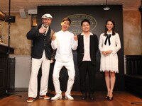 NON STYLEの2人とラッセル・マンリー（左）、堀田茜（右）。