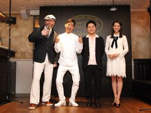 NON STYLEの2人とラッセル・マンリー（左）、堀田茜（右）。