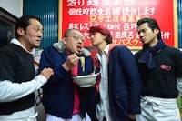 映画「デメキン」より、野性爆弾くっきー（左から2人目）の出演シーン。