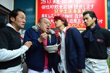 映画「デメキン」より、野性爆弾くっきー（左から2人目）の出演シーン。