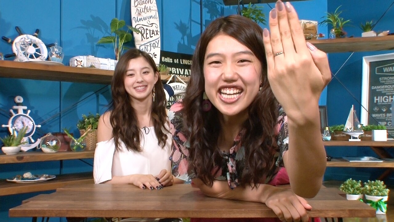 結婚指輪を披露する横澤夏子（右）。(c)テレビ東京