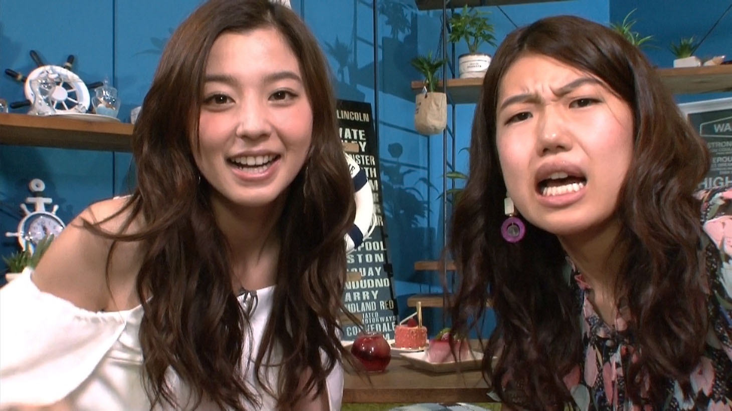 朝比奈彩と横澤夏子（左から）。(c)テレビ東京