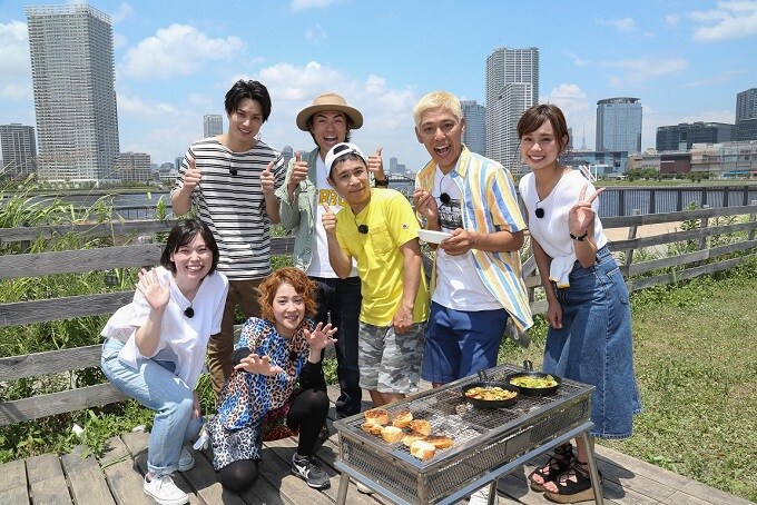 「おかべろ夏SP」でバーベキューを満喫する出演者たち。(c)関西テレビ