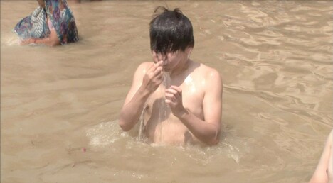 ガンジス川で沐浴する三四郎・小宮。(c)テレビ朝日