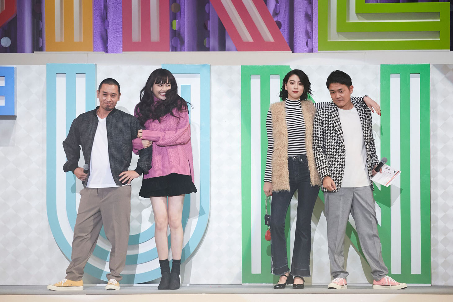 千鳥・大悟（左端）と松井愛莉、千鳥ノブ（右端）と三吉彩花。