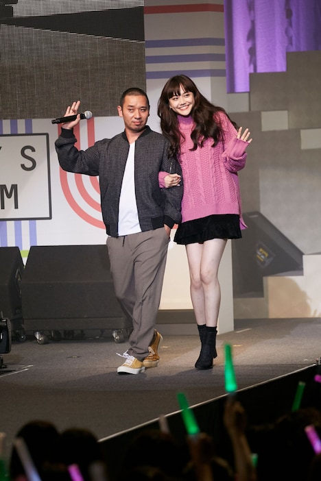 千鳥・大悟（左）と松井愛莉。