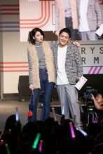 千鳥ノブ（右）と三吉彩花。