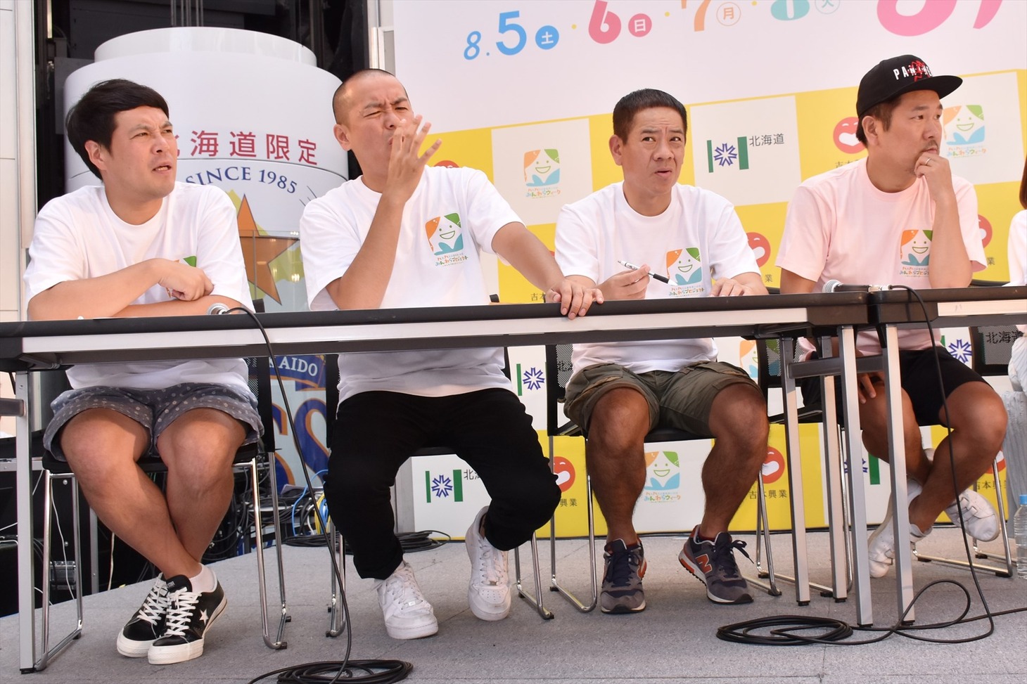 「JIMOT CMコンテスト」で審査員を務め、一様に渋い表情で辛辣な審査を展開してみせる（左から）タカアンドトシ、FUJIWARA。