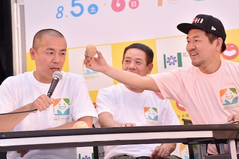今金町の男爵いもを使った大喜利を繰り広げるFUJIWARAとタカアンドトシ・トシ（左）。