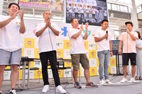 「JIMOT CMコンテスト」に審査員として登場したタカアンドトシ、FUJIWARAと、優勝した中標津町の担当者（右から2人目）。