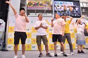 オープニングイベントに登場した芸人たち。