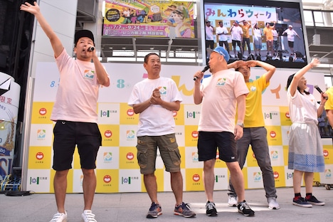 オープニングイベントに登場した芸人たち。