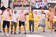 「みんわらウィーク」オープニングイベントを盛り上げる芸人たち。