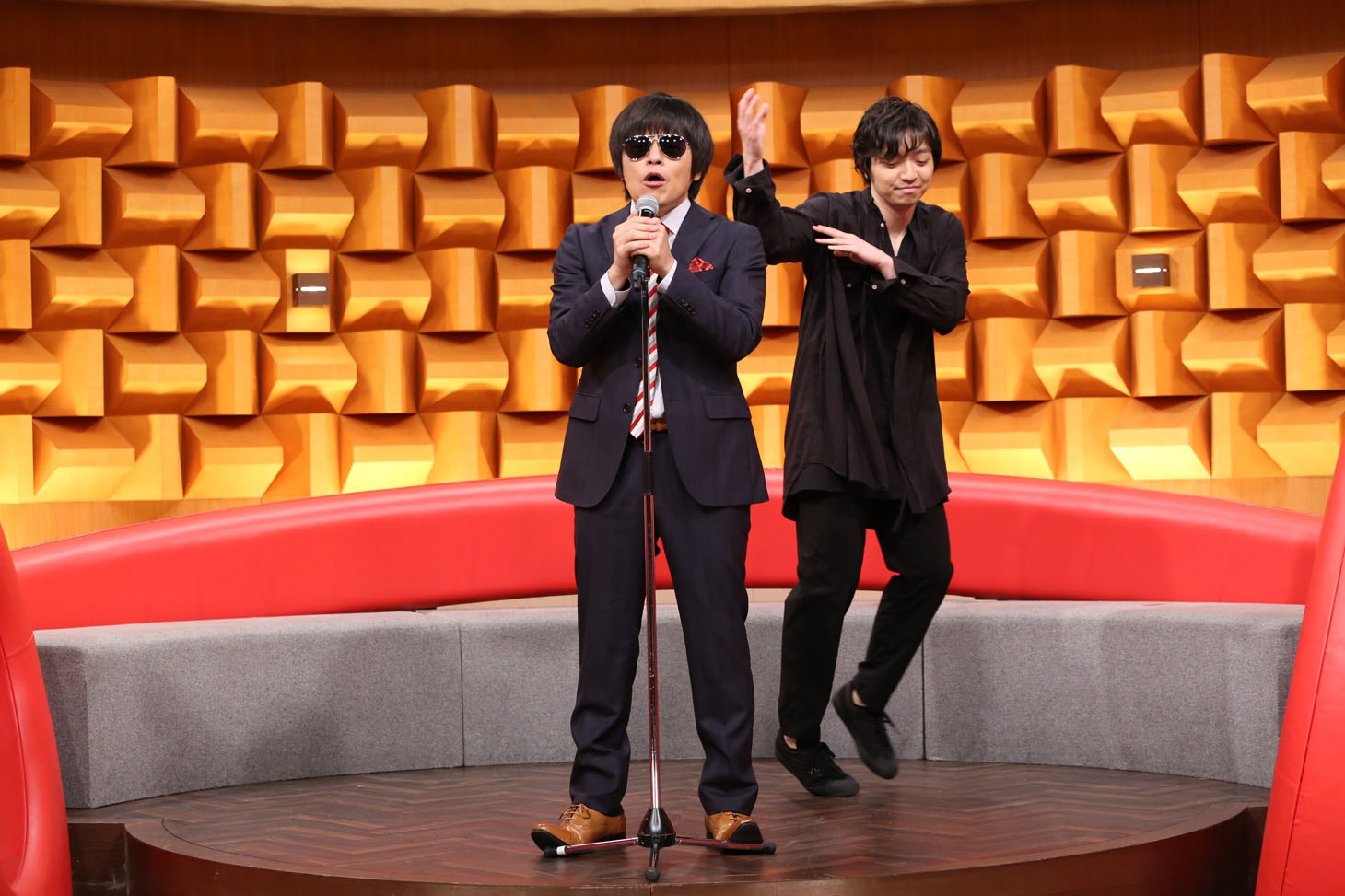 「AVを見た本数は経験人数に入れてもいい」をパフォーマンスするバカリズムと三浦大知。(c)NTV
