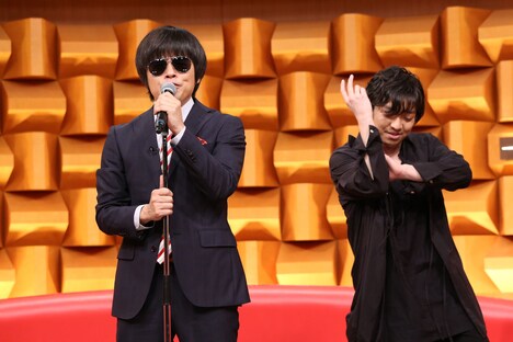 「AVを見た本数は経験人数に入れてもいい」をパフォーマンスするバカリズムと三浦大知。(c)NTV