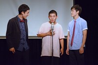 漫才を披露する四千頭身。