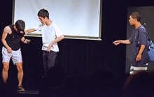 コントを披露する四千頭身。