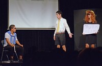 コントを披露する四千頭身。