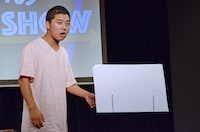 ピンネタを披露する四千頭身・後藤。