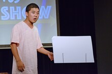 ピンネタを披露する四千頭身・後藤。