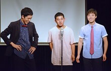 漫才を披露する四千頭身。