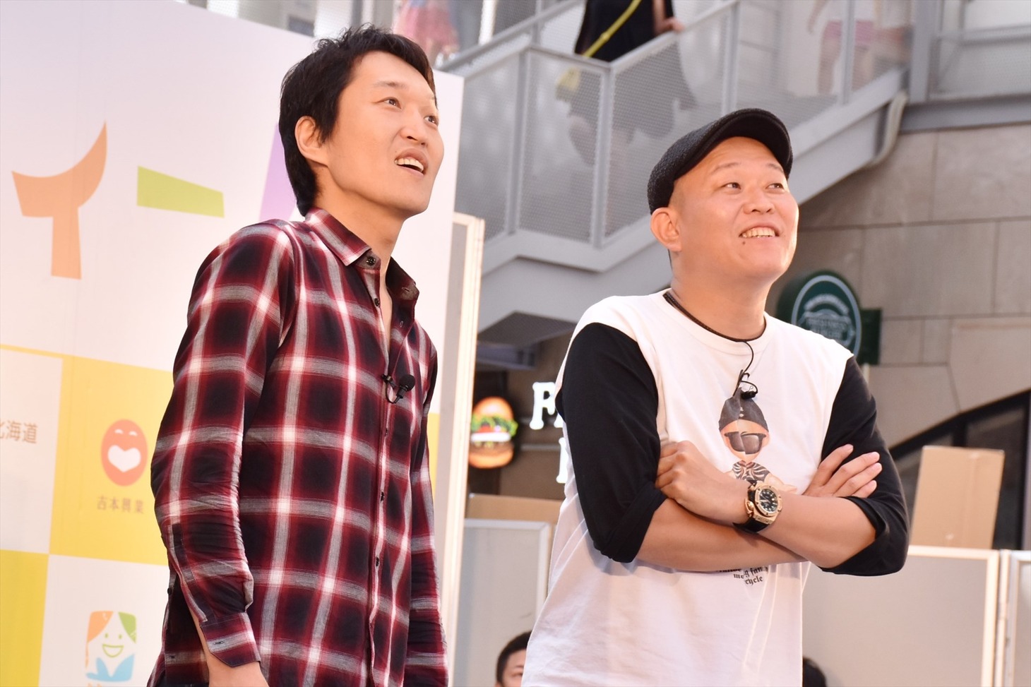 「世界の村で発見！こんなところに日本人」のステージイベントに登壇した、（左から）千原ジュニア、千原せいじ。